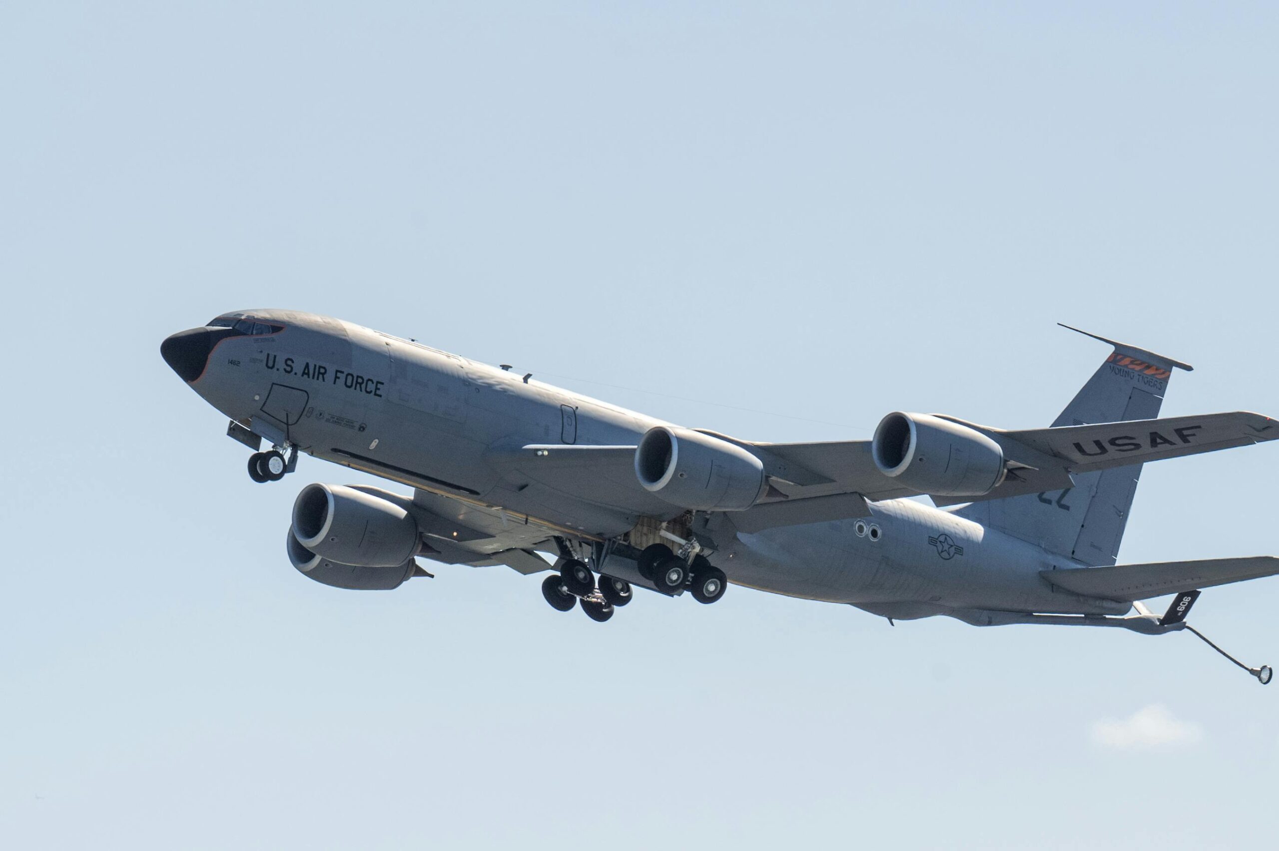 US Military Aircraft Sends Emergency Signal Near Strait of Hormuz Before Disappearing from Radar